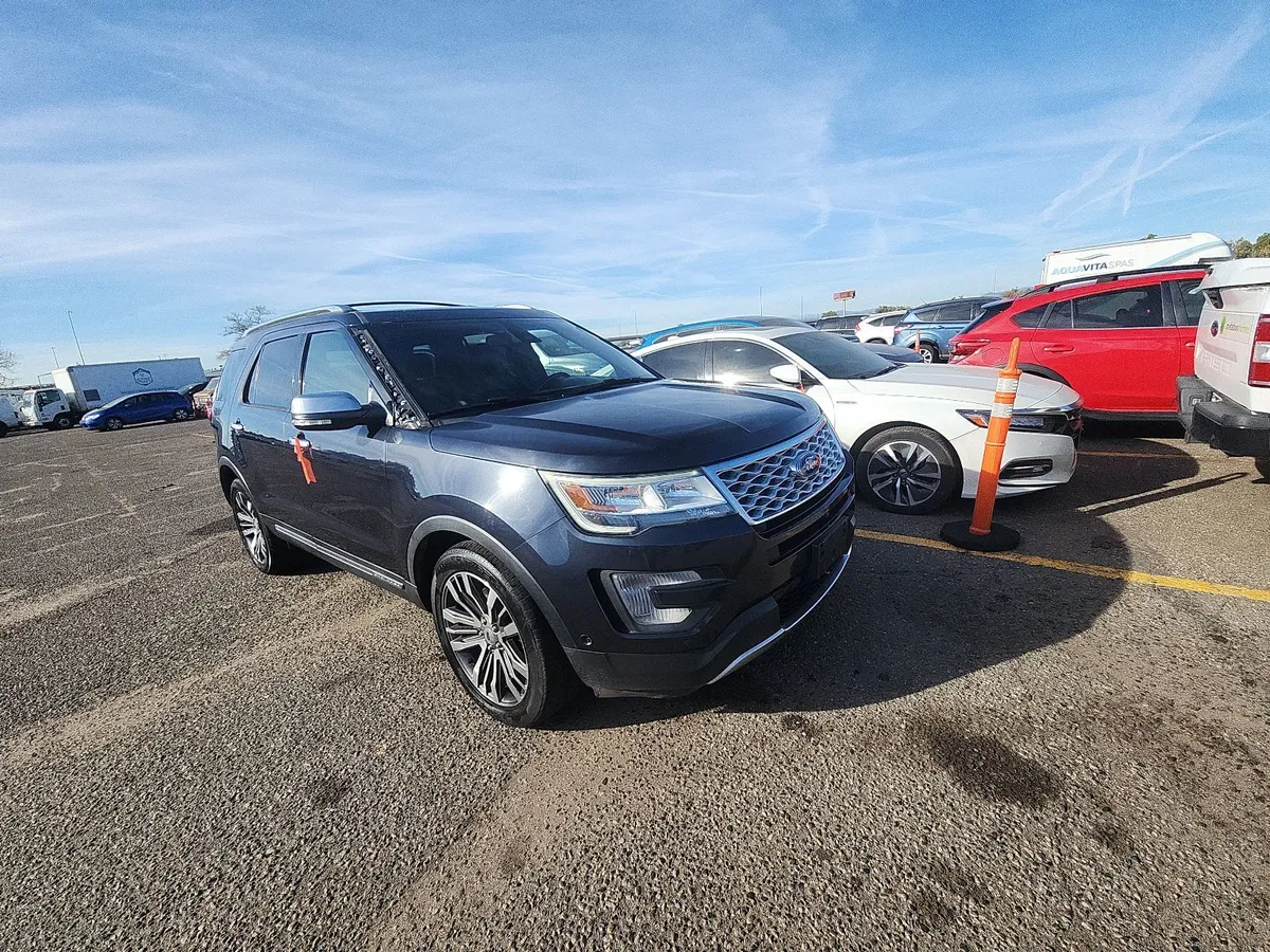 2017 Ford Explorer Platinum in dark blue with a chrome mesh grille and polished alloy wheels, front three-quarter view on the auction lot
