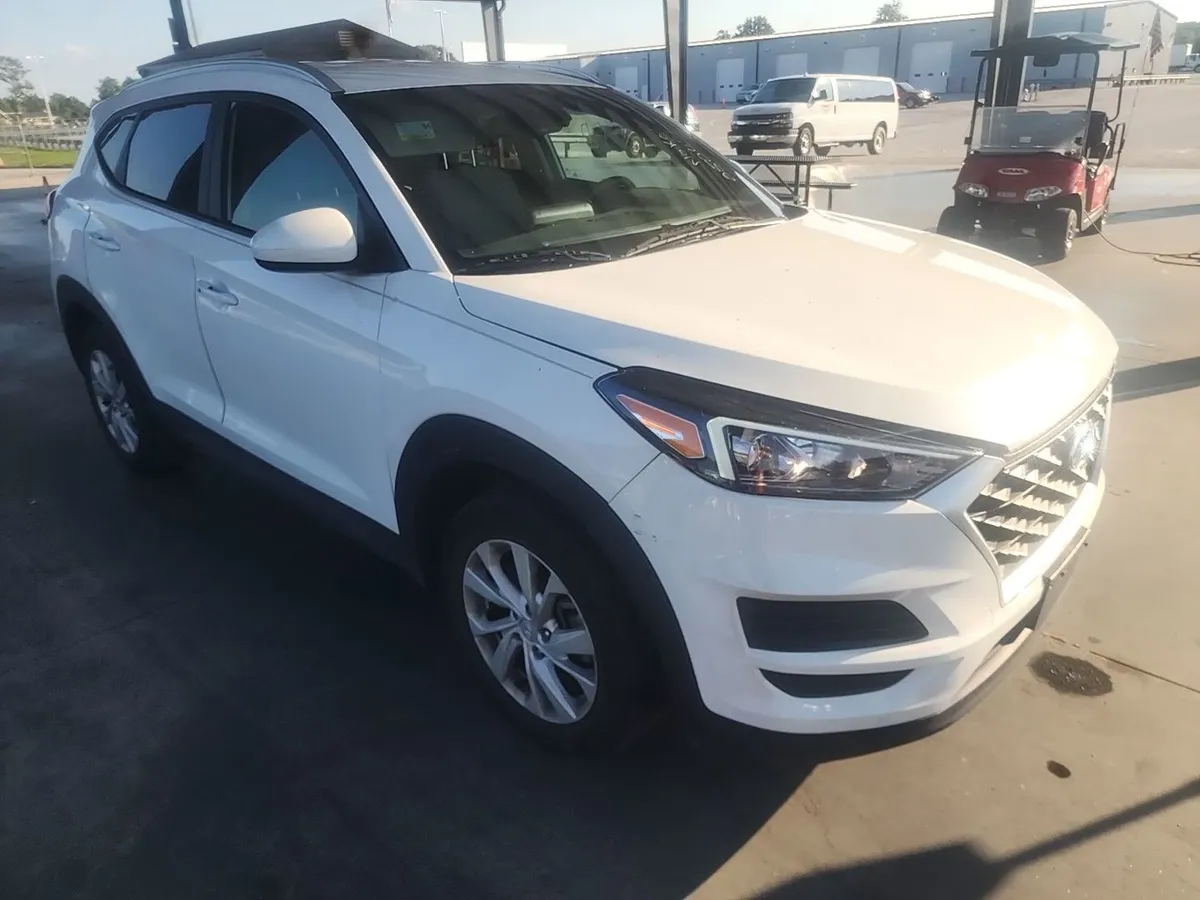 2019 Hyundai Tucson in white, front three-quarter view under the auction canopy