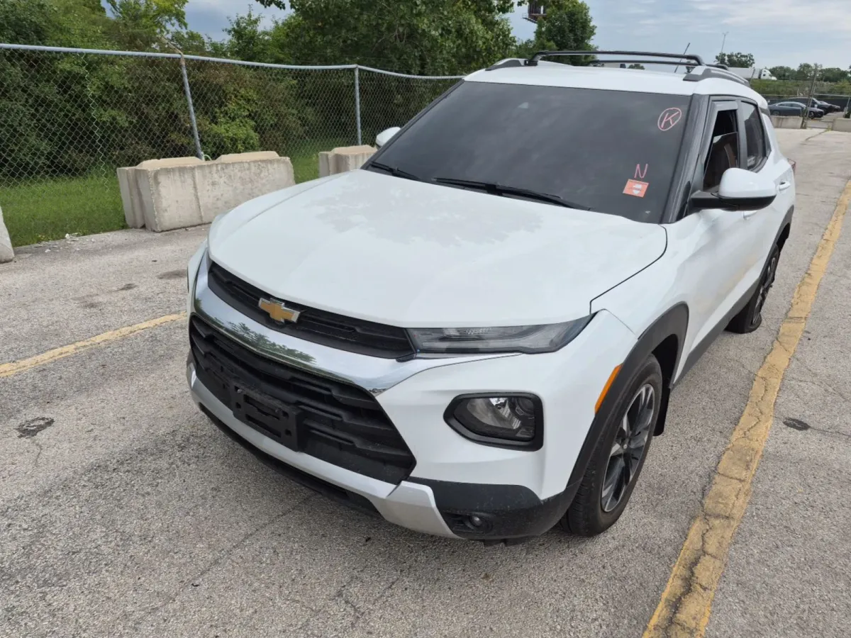 2021 Chevrolet Trailblazer LT in white with a black roof rack and dark wheels, front three-quarter view on the auction lot